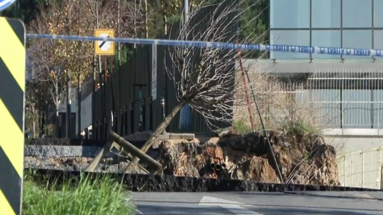 İnşaat Sırasında İstinat Duvarı Yıkıldı, Yol Çöktü