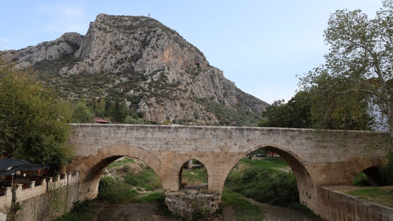 Kuraklık, Kozan’daki Tarihi Roma Köprüsü ve Atatürk Parkı’nı Vurdu