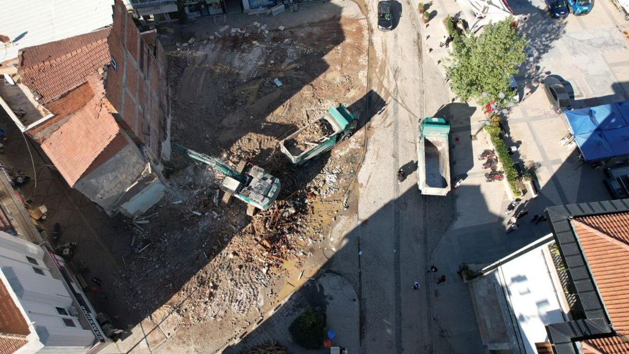 Sındırgı’da Yıkım Sürüyor