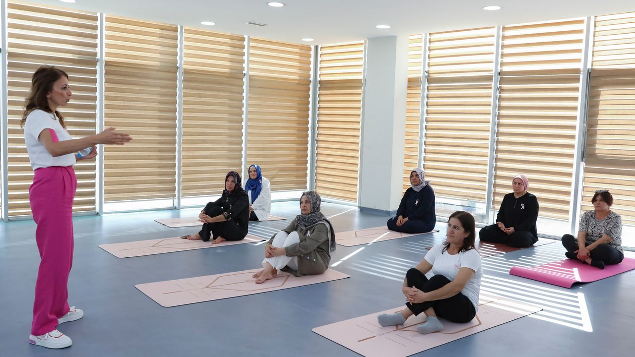 Mersin’de Kadınlar Meme Kanseri Farkındalığı İçin Yoga Yaptı