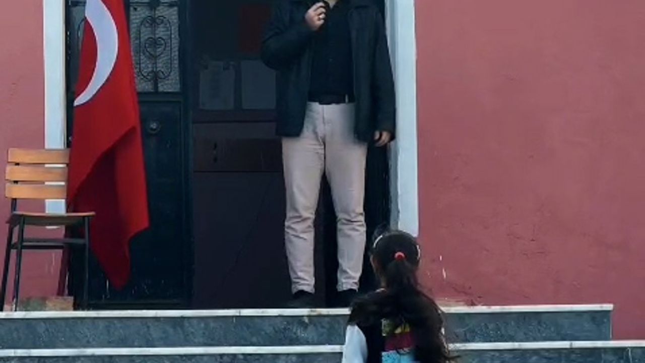 1 Öğretmenli, 1 Öğrencili 29 Ekim Töreni