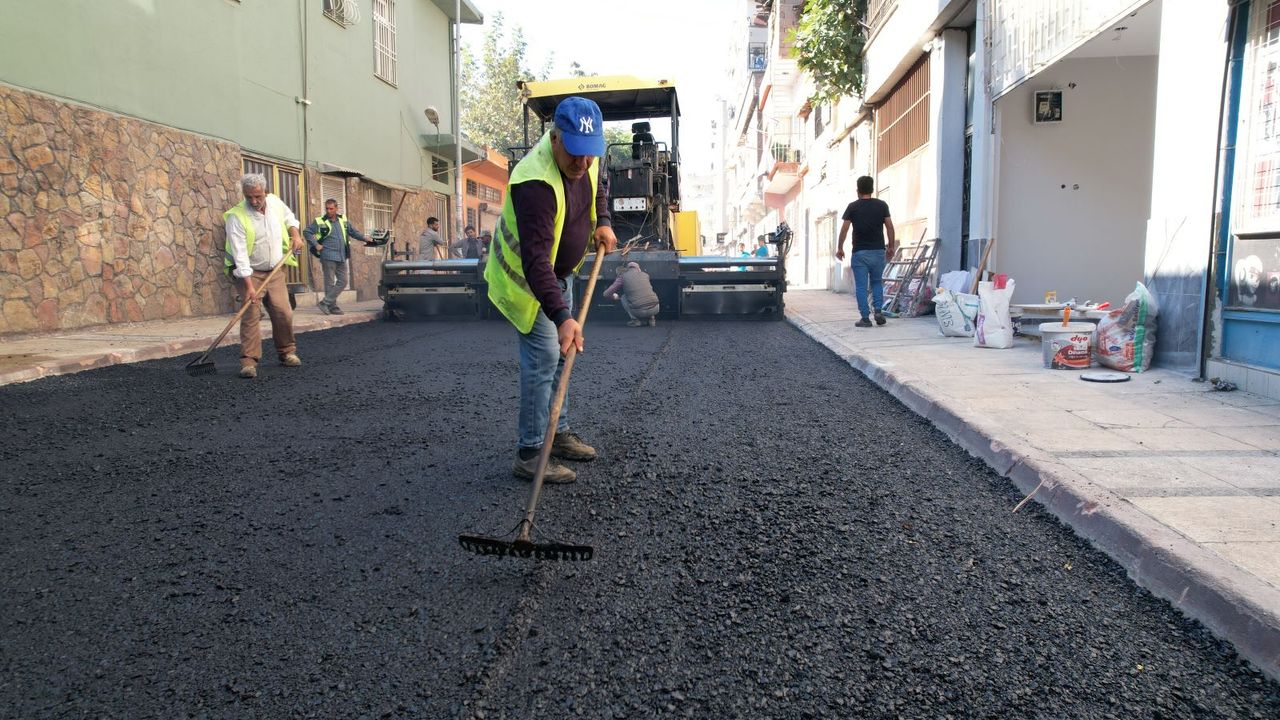 Akdeniz'de Sokak ve Kaldırım Yenileme Çalışmaları Sürüyor