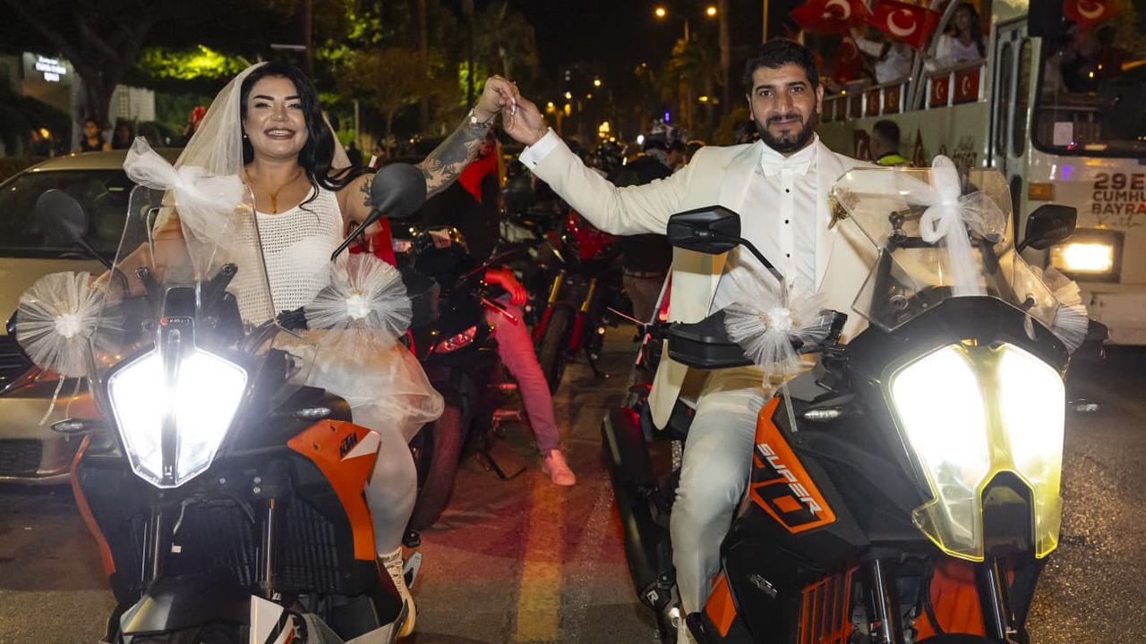 Gelinlik ve Damatlıkla Cumhuriyet Coşkusuna Katıldılar