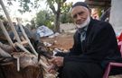 Hatay'da 85 yaşındaki usta, 70 yıldır ağaç dallarını keser ve bıçakla kaşığa dönüştürüyor