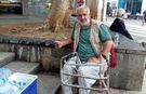 9 ameliyat geçirdi, hayata su satarak tutundu