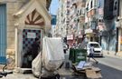 Tarihi çeşmeden çekçek arabasına kova kova su