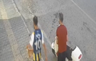 Kediye tekme atan şahsa esnaftan sert tepki