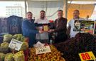 Mersin’de örnek pazarcıya plaketli teşekkür dönemi