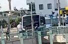 Tarsus Baraj Yolu'nda minibüs köprüye çarptı