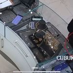 Müşteri gibi girdi, altın kolyeyi çalıp kaçtı