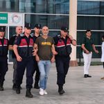 Yönetmen Ezel Akay ile kardeşi gözaltı sonrası adliyeye sevk edildi