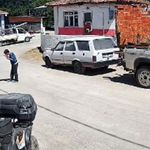 Yere düşen Atatürk portresini öpüp kaldırdı; o anlar kamerada