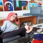 Ayaklarıyla resim yapıp öğretmen oldu