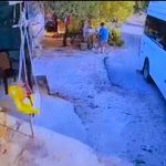Minibüsle geri manevra yaparken oğlunun ölümüne neden oldu