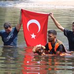 Denizli'de 8 asırlık gelenek; koyunlarını nehirden geçirdiler