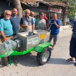 Dalakdere Mahallesinde üzüm sıkma makinesi sevinci