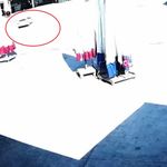 El freni çekilmeyen otomobili durdurmaya çalıştılar