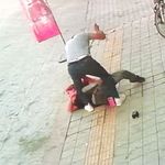 Eski eşinin sokakta bıçakladığı kadın ağır yaralandı; olay anı kamerada