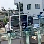 Tarsus Baraj Yolu'nda minibüs köprüye çarptı