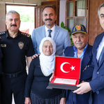 Vali Toros, Kıbrıs Gazisi Asım Cengiz’i evinde ziyaret etti