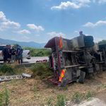 Devrilen itfaiye aracındaki erleri mesai arkadaşları kurtardı
