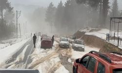 Çamlıyayla'da dolu; yollar kapandı