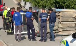 Mersin’de Ehliyetsiz Sürücü Zabıta Aracına Çarptı: Araç Devrildi