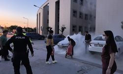 Hastane Otoparkında Otomobil Alev Aldı: Polis ve Sağlıkçılar Müdahale Etti