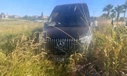 Antalya’da Tur Aracı Tarlaya Uçtu: 2 Turist Yaralandı