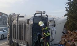 Tarsus'ta tır ve otomobilin karıştığı kaza otoyolu felç etti