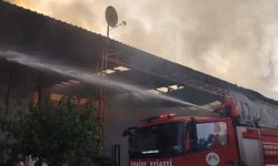 Mersin'de fabrika yangını... Gökyüzünü dumanlar kapladı