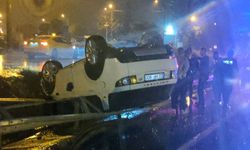 Otomobil takla atarak bariyerlere çarptı