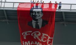 CHP’li Vekillerin Köprüye Astığı ‘Free İmamoğlu’ Pankartı Kaldırıldı, Soruşturma Başladı