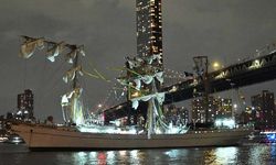Eğitim gemisi Brooklyn köprüsüne çarptı; 2 ölü, 19 yaralı
