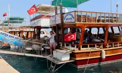 Mersin’deki Köpek Balıkları, Turizmcileri Korkuttu