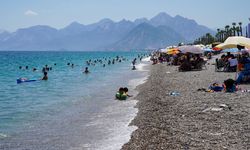 Antalya 40 Dereceyi Aştı: Sıcakta Kaçacak Gölge Kalmadı