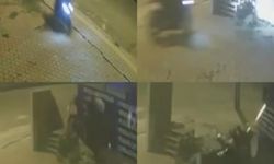 Tarsus’ta motosiklet kaldırıma çıktı, levhaya çarptı