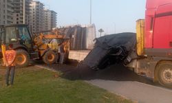 Tarsus’ta Tırdan Yola Plastik Hammadde Saçıldı