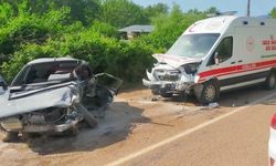 Adana’da Ambulans ile Otomobil Çarpıştı