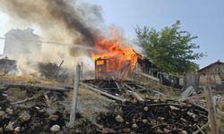 Malatya’da Baraka ve Otomobil Alevlere Teslim Oldu