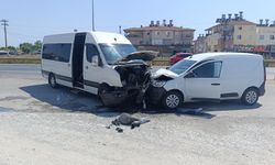 Manavgat’ta tur aracı ile hafif araç çarpıştı: 6 yaralı