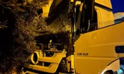 Mersin’de TIR Dehşeti: Üst Geçit Merdiveni ve Park Halindeki Araçlara Çarptı