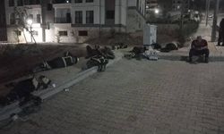 Yorgun Düşen Yangın Savaşçıları Yerde Uyuyarak Dinlendi