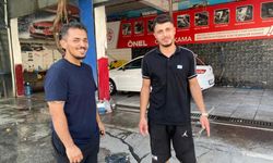 Sıcaktan Bunalan Köpeğin Oto Yıkamacı Rutinine Gülümseten Ziyareti