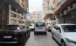 Yolun Ortasına Arabayı Park Etti: Sokak Trafiğe Kapandı