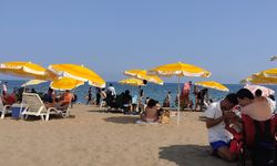 Mersinliler Sıcakta Serinlemek İçin Sahillere Akın Ediyor