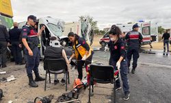 Kamyonetle İşçi Servis Minibüsü Çarpıştı: 3 Ölü, 9 Yaralı