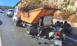 Kaş’ta Motosiklet Çöp Kamyonuna Çarptı