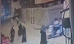 Sokaktaki çocukları dövdü