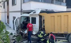 Mersin'de hafriyat kamyonu apartman balkonuna girdi